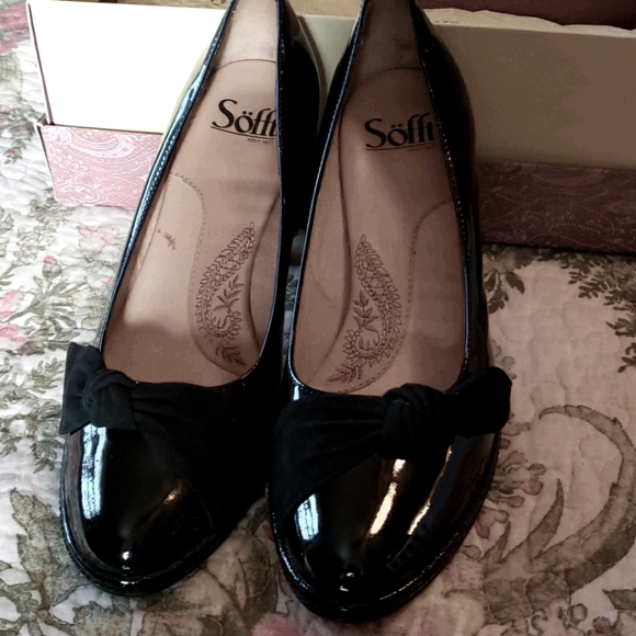 Patent black leather ladies shoes 8M - Picture 4 of 5
